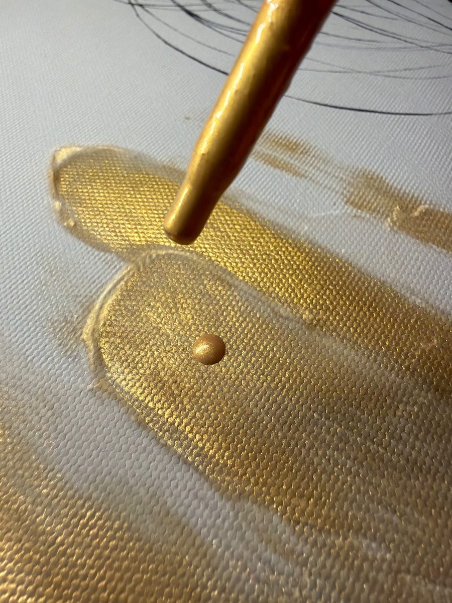Nahaufnahme: ein Tropfen Goldfarbe auf der Goldfläche