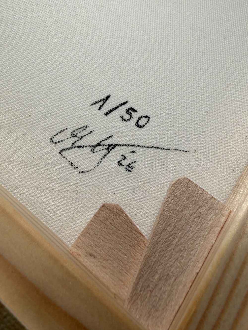 Rückseite der Leinwand mit Editionsnummer 1/50, Signatur und Jahreszahl 26